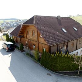 Das Holzhaus, хотел в Haidershofen