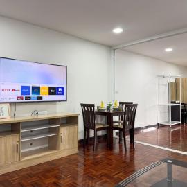 City Center 1BR Sleeps 4 Near BTS & Bars