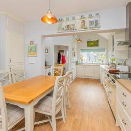 Bright & spacious 4-bedroom bungalow with garden, hotel in Brundall