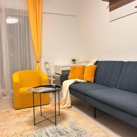 Yellow Dawn Modern Flat in Quiet Area with Garage Parking and Self Check-In, hotel en Rediu