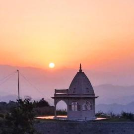 Apna Adda Homestay-3BR Mountain View by Homeyhuts, hotel a Dogadda