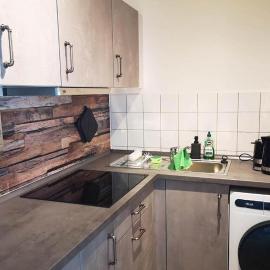 Ferien- & Monteurwohnung, 5 Betten, WLAN, Parkplatz, Balkon, hotel i Nonnendorf