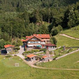 Berggasthof Hotel Duftbräu I Ruhige Alleinlage I Mitten im Grünen, hotel en Samerberg
