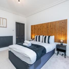 Stylish 3BR Peterhead Home Sleeps 5 Full Kitchen Free Parking Perfect for Groups & Contractors