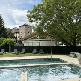Akla Hotel Palacio Torre de Ruesga, хотел в Gibaja
