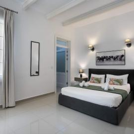 Four Bedroom Typical Maltese Townhouse - One Minute Away From The Seafront, hotel u gradu Slijema