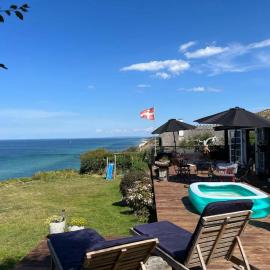 First Row Beach House with Stunning Sea Views, hotel Vejby városában