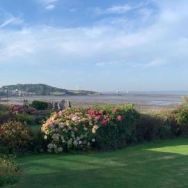 4 bed house in Heysham, Morecambe - views over Morecambe Bay - 3 double bedrooms, 1 single bedroom SLEEPS 7, hotel in Heysham