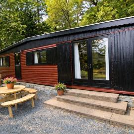 Neaum Crag Lodge ideal for a couple or family with young children in a woodland setting at Skelwith Bridge, Hotel in Grasmere