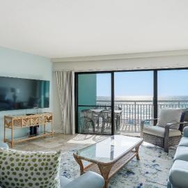Beachfront Condo, Direct Access to Sugar Sand Beach, Heated Pool and Balcony Views