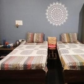 Metro Connected Homestay with Parkview, hotel in Greater Noida
