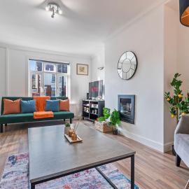#134 Cozy Retreat Close to FarGo Village -Sleeps 7- Perfect for Contractors and Families - Free Street Parking