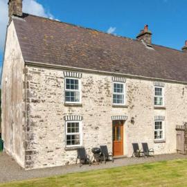 Charming Coastal Farmhouse with Sea Views & Garden, hotell sihtkohas Pembrokeshire