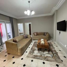 Grand appartement lumineux avec balcon, Hotel in Chott Meriem