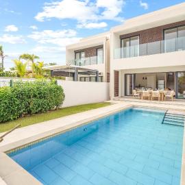 Halona Villa - Azuri by Sealodge, hotel in Roches Noires