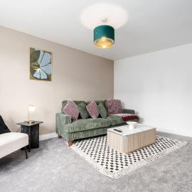 Perfect Booking 3 Bed with Driveway Parking & Garden