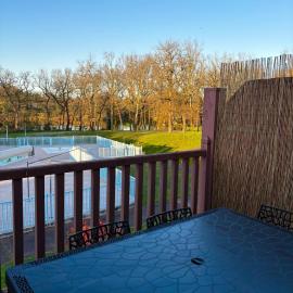 Appartement Vue Lac & Piscine, Terrasse Privée, Résidence Mondésir, hôtel à Monflanquin