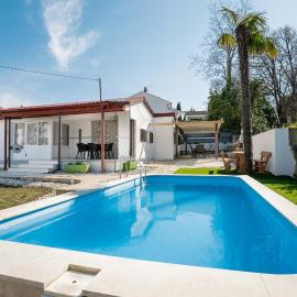 Villa Malinka Private Pool 150m to Beach Garden & BBQ, hotel in Malinska