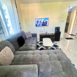Guest Favorite 1BDR with Washer, Netflix, Parking & Hot Shower 2547,96,065,022, hotel v destinácii Mombasa