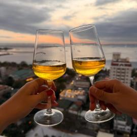 STAYLUXIA - MANILABAYVIEW - Luxury and Superior Suites with, Balcony -except Studios- Pool, Netflix & Gym- Housekeeping Available -