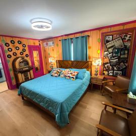 Viesnīca Historic Ziegler Inn and Suites with Whimsical Themed Rooms pilsētā Ņūberna
