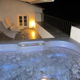 Maison de caractère, terrasse tropézienne, jacuzzi, vue imprenable, hotell i Aregno