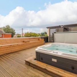 Penthouse apartment in the heart of towyn, hotel in Rowen