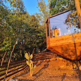 MONKEY MANSION - Luxury Treehouse - Private Escape with outdoor hot Tub, Hotel in Abū Mīzān