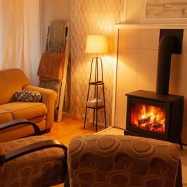 Kosecki Kottage - hot tub, sundeck, firepit & more, Hotel in Port Burwell