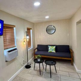2BR • Front Patio • 10 Min to Downtown