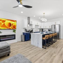 Newly Renovated 4 BR near downtown Indy w Garage, Hotel in Indianapolis