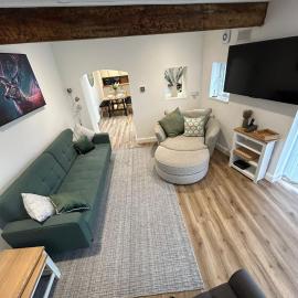 Lovely 2 Bedroom 2 Bathroom Cottage In Cheadle Staffordshire, hotel in Cheadle