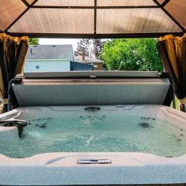 Expertly Designed Lake Erie Escape with Hot Tub, khách sạn ở Lorain