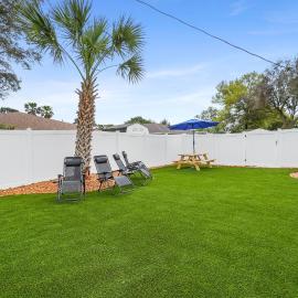 2BR King, Dog Friendly, Private Fenced Yard, Turf, Grill, Near Beaches