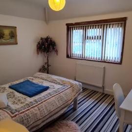 Large Bedroom, Private Bathroom, Kitchen & Living Room, Near QE Hospital and University