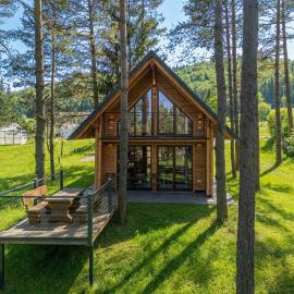 Forest Princess Chalet near Lake Bloke - Happy Rentals, hotel em Nova Vas