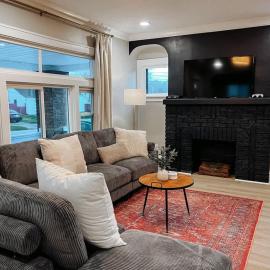 Large 4 Bedroom Recently Renovated With Hot Tub