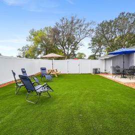 2BR King, Dog Friendly, Private Turf Yard, Grill, Near Beaches
