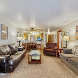 Golf Course Retreat - Pool Access Lake Views, hotel in McCall
