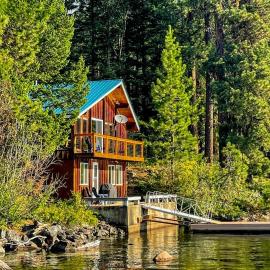 Secluded Lake Home - Dock Deck & Beach Access, hotel em McCall