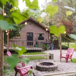 Little Redwood - Hocking Hills, Hot Tub & Games: Logan şehrinde bir otel