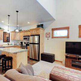 McCall Golf Condo - Pool Courts & Patio