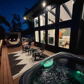 All Seasons Escape - Romantic RRG Cabin, Hot Tub, Firepit, Forest Views