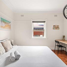 Comfortable & Affordable Stay in Padstow - Queen Room Retreat - Shared Bathroom, hotel in Padstow