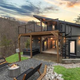 Base Camper Inn - Epic RRG Stay, Rooftop deck, Slide, Hot Tub, hotel a Stanton