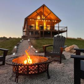 Belay Station Hot Tub - Arcade Loft RRG Escape - Modern hilltop cabin with arcade loft - fast WiFi