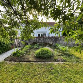 Charming and comfortable holiday home in Melay، فندق في Melay