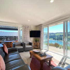 Harbour View - 3 Bedroom Retreat, hotel in Duvauchelle