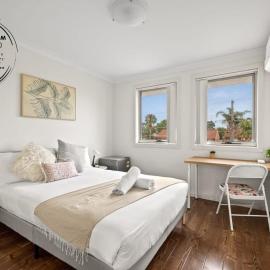 Comfy Double Room in Panania - Nearby Stations & Shops - Shared Bathroom, hotel in Panania