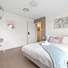 Cozy Double Room in Panania - Close to Stations & Stores - Shared Bathroom, hotel in Panania